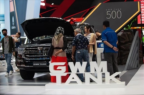 印尼消費(fèi)者參觀長城汽車的展臺。趙猛 攝