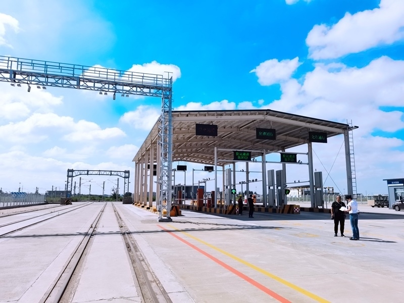 中歐班列（沈陽(yáng)）集結(jié)中心貨運(yùn)通道。人民網(wǎng)記者 栗翹楚攝