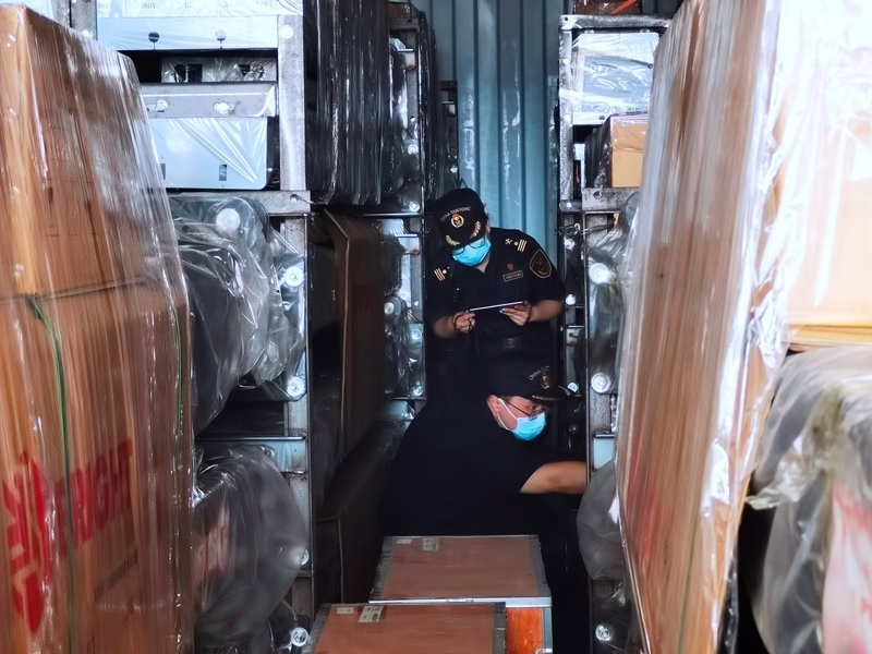 關(guān)員利用工業(yè)內(nèi)窺鏡在集裝箱內(nèi)進(jìn)行查驗(yàn)。人民網(wǎng)記者 栗翹楚攝