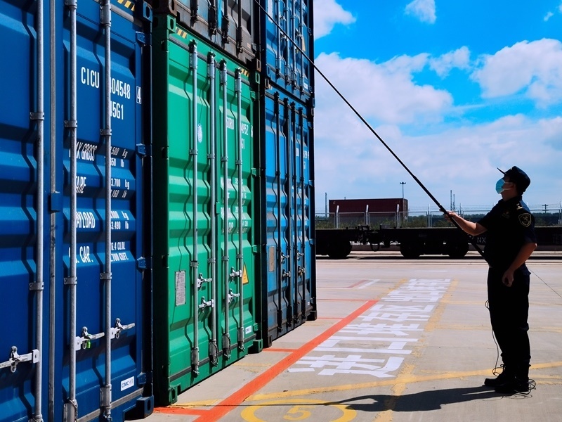 關(guān)員利用工業(yè)內(nèi)窺鏡檢查箱號(hào)、鎖號(hào)、封志情況。人民網(wǎng)記者 栗翹楚攝