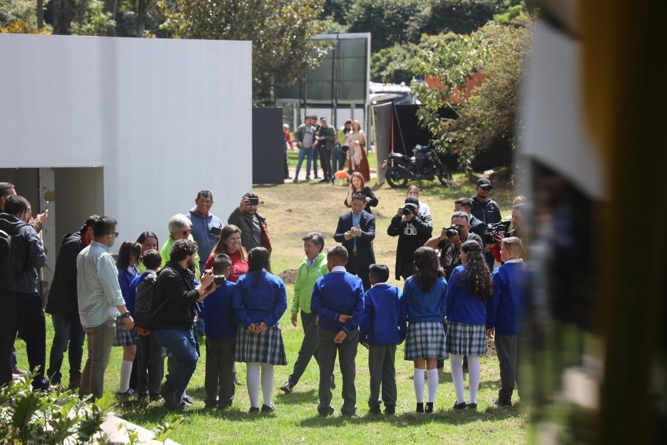 波哥大市長(zhǎng)克勞迪婭·洛佩茲與參加活動(dòng)的學(xué)生代表交流。中國(guó)港灣波哥大地鐵一號(hào)線項(xiàng)目供圖