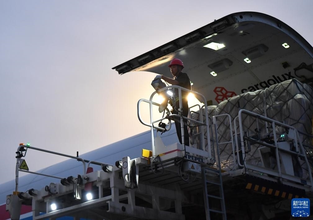 8月1日，工作人員在中國(guó)鄭州新鄭國(guó)際機(jī)場(chǎng)為一架盧森堡貨航貨機(jī)裝貨。新華社記者 李嘉南 攝