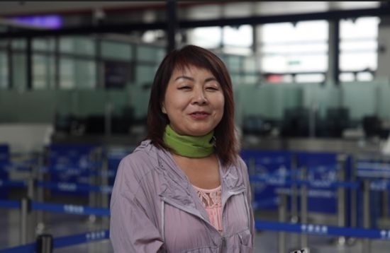 7月22日，曾經(jīng)在老撾瑯勃拉邦工作過3年的加拿大華僑孫月玲乘坐中老鐵路國際旅客列車從中國出境。衛(wèi)海林 攝