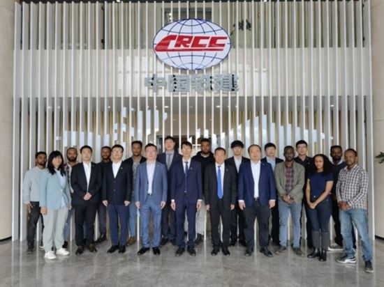 中國(guó)土木福州設(shè)計(jì)院埃塞分院團(tuán)隊(duì)合影。受訪對(duì)象供圖