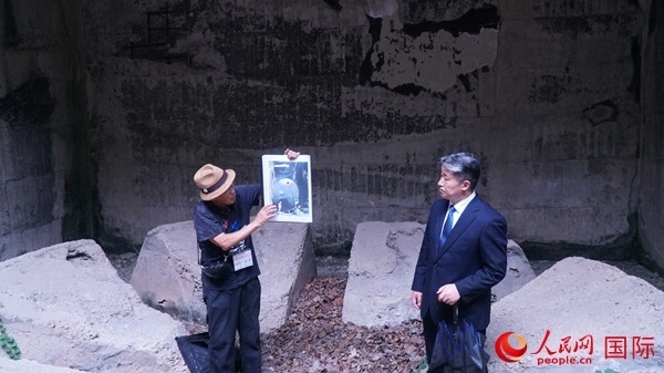 毒氣島歷史研究所事務(wù)局長(zhǎng)山內(nèi)正之在毒氣儲(chǔ)存遺址為大家介紹日軍發(fā)動(dòng)毒氣戰(zhàn)的罪證。人民網(wǎng) 蔣曉辰攝