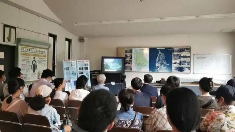 觀看日軍發(fā)動(dòng)毒氣戰(zhàn)的影像資料。中國(guó)駐大阪總領(lǐng)事館供圖