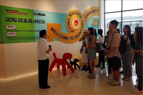 記者團(tuán)在輝山英才社區(qū)采訪。北京外國(guó)語(yǔ)大學(xué) 許青攝