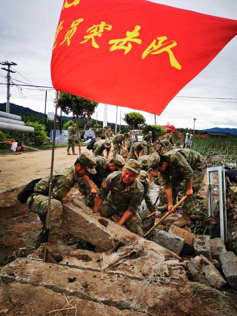 8月7日，陸軍第78集團(tuán)軍某旅組織黨員突擊隊(duì)在吉林舒蘭市七里鄉(xiāng)清理路障。新華社發(fā)（劉洋 攝）