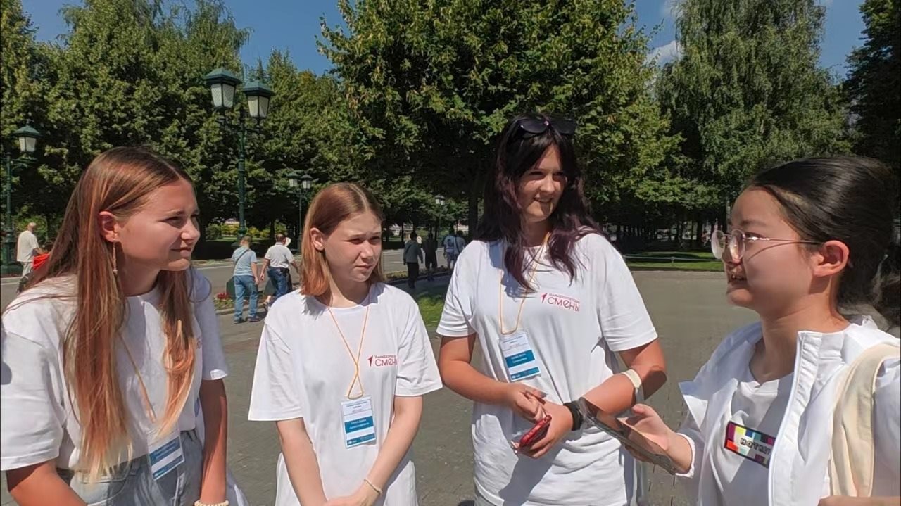 調(diào)研團(tuán)在街頭采訪。北京外國語大學(xué)供圖