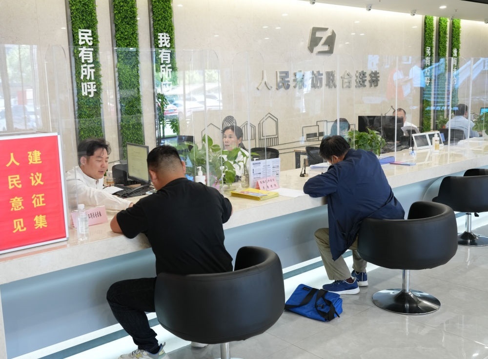 在杭州市余杭區(qū)社會治理中心，工作人員在接待前來上訪的群眾（5月25日攝）。新華社記者 翁忻旸 攝