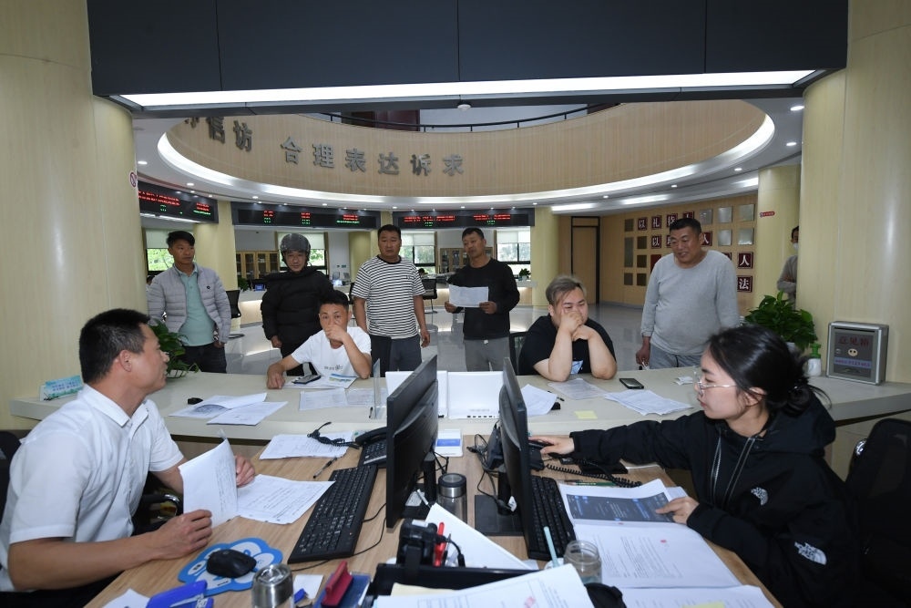 浙江省安吉縣社會治理中心工作人員在處理群眾信訪訴求（5月8日攝）。新華社記者 翁忻旸 攝