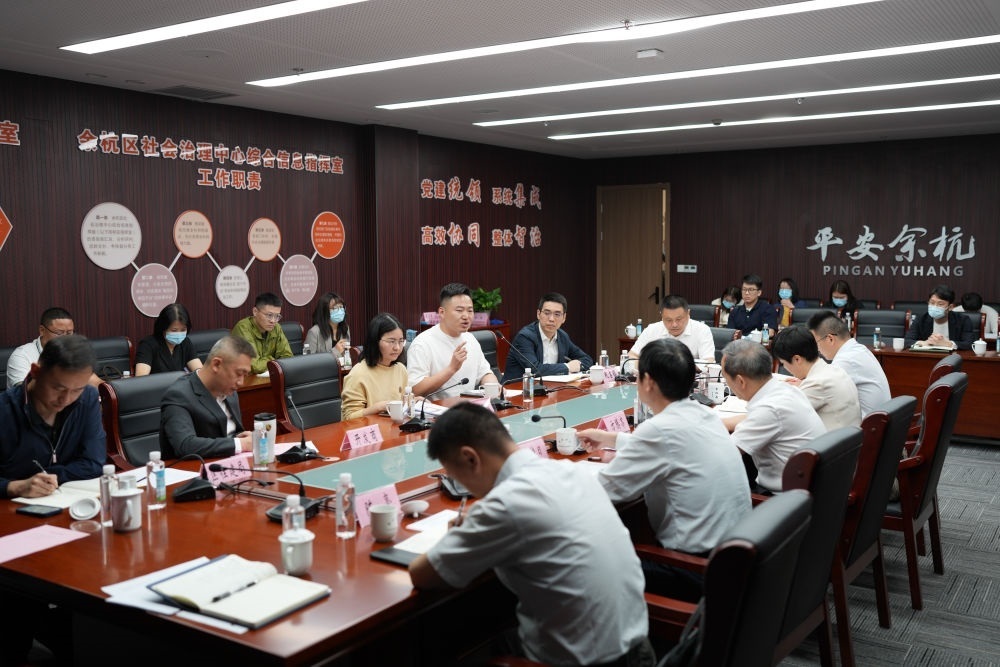 浙江省信訪局領(lǐng)導(dǎo)和相關(guān)領(lǐng)導(dǎo)組成的下訪團在杭州市余杭區(qū)社會治理中心接受群眾上訪（5月25日攝）。新華社記者 翁忻旸 攝