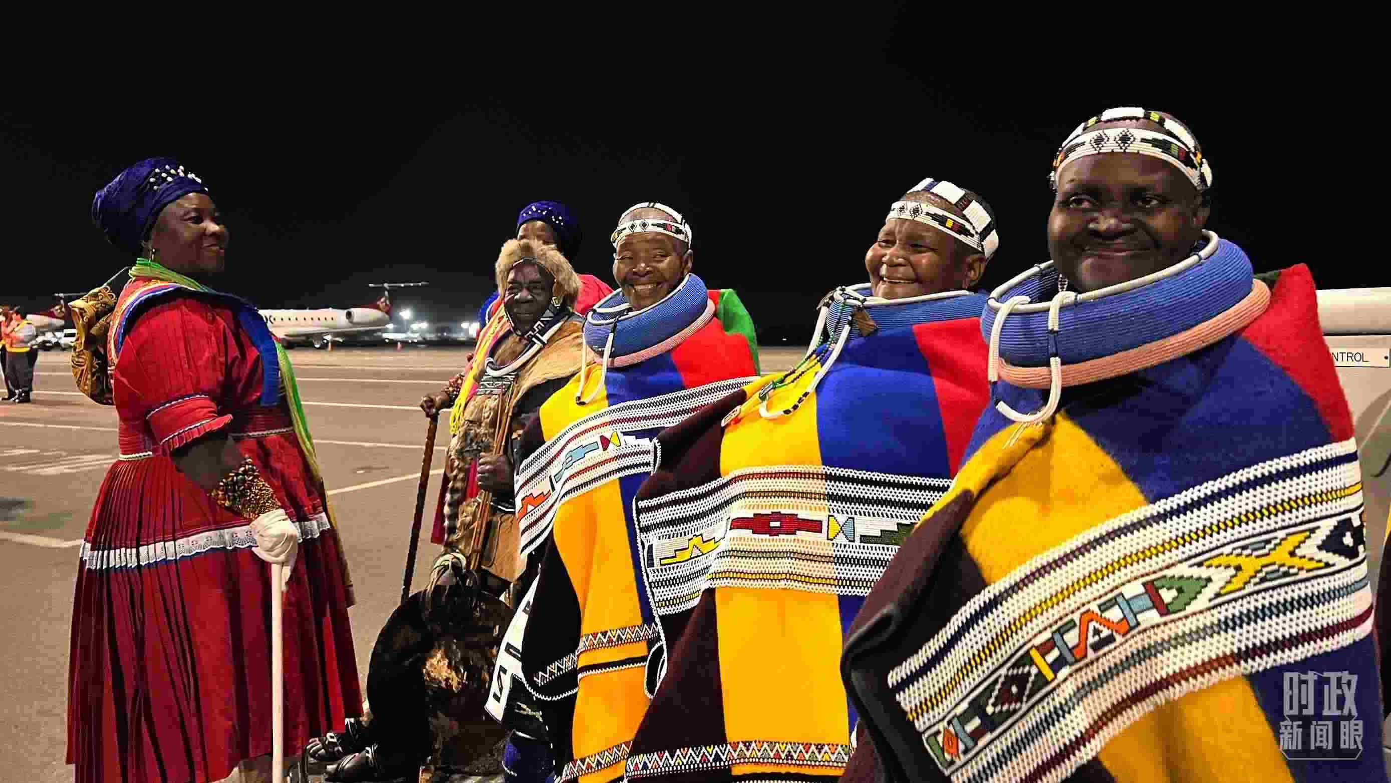 △身穿民族服裝的當(dāng)?shù)孛癖姟＃偱_央視記者程鋮拍攝）