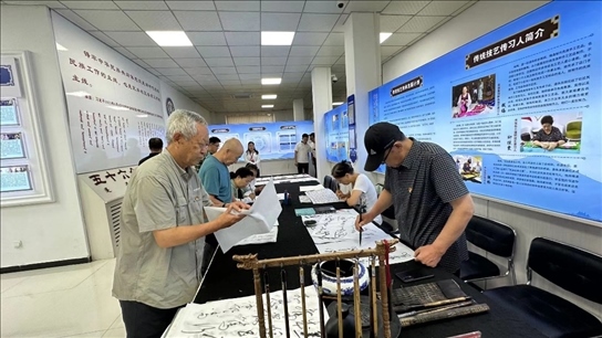 臨潢家園社區(qū)居民在書法練習(xí)室練習(xí)書法。人民網(wǎng)記者 金洪花攝