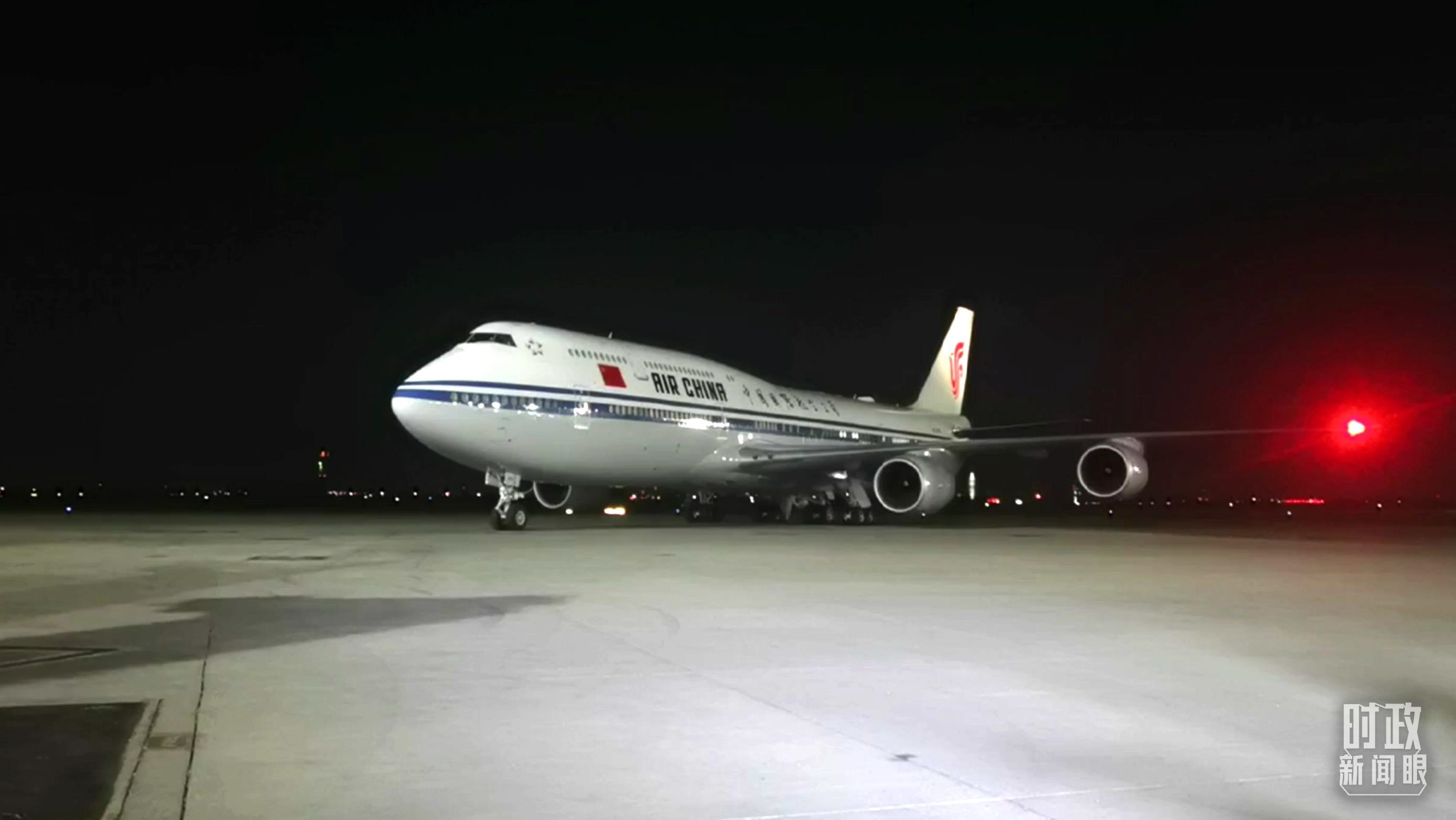 △這是習(xí)近平乘坐的專機。（總臺央視記者鐘銳拍攝）