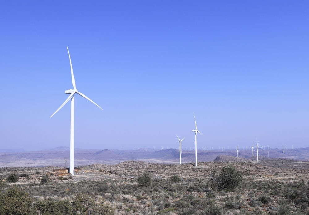 這是在南非北開普省德阿鎮(zhèn)拍攝的德阿風(fēng)電項目風(fēng)機（2023年8月10日攝）。由中國龍源電力集團南非公司運營的德阿風(fēng)電項目每年發(fā)電量超過7.5億千瓦時，相當(dāng)于節(jié)約20多萬噸標準煤，減排二氧化碳約70萬噸。