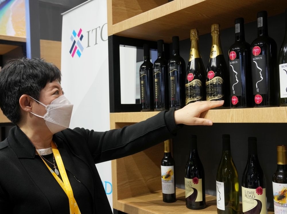 這是在中國上海舉行的第五屆進博會上拍攝的來自南非的葡萄酒（2022年11月7日攝）。