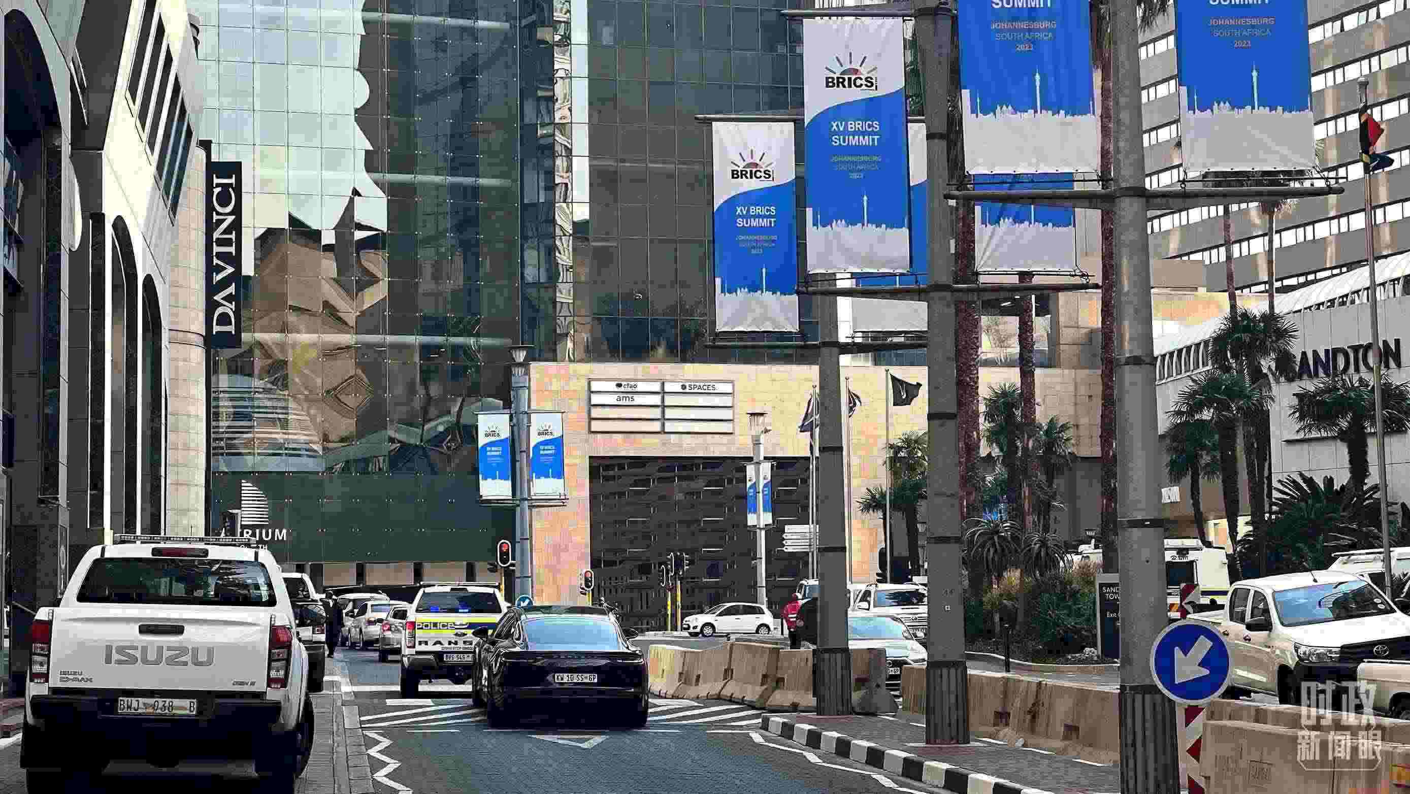 △約翰內斯堡街頭的金磚元素。（總臺央視記者程鋮拍攝）