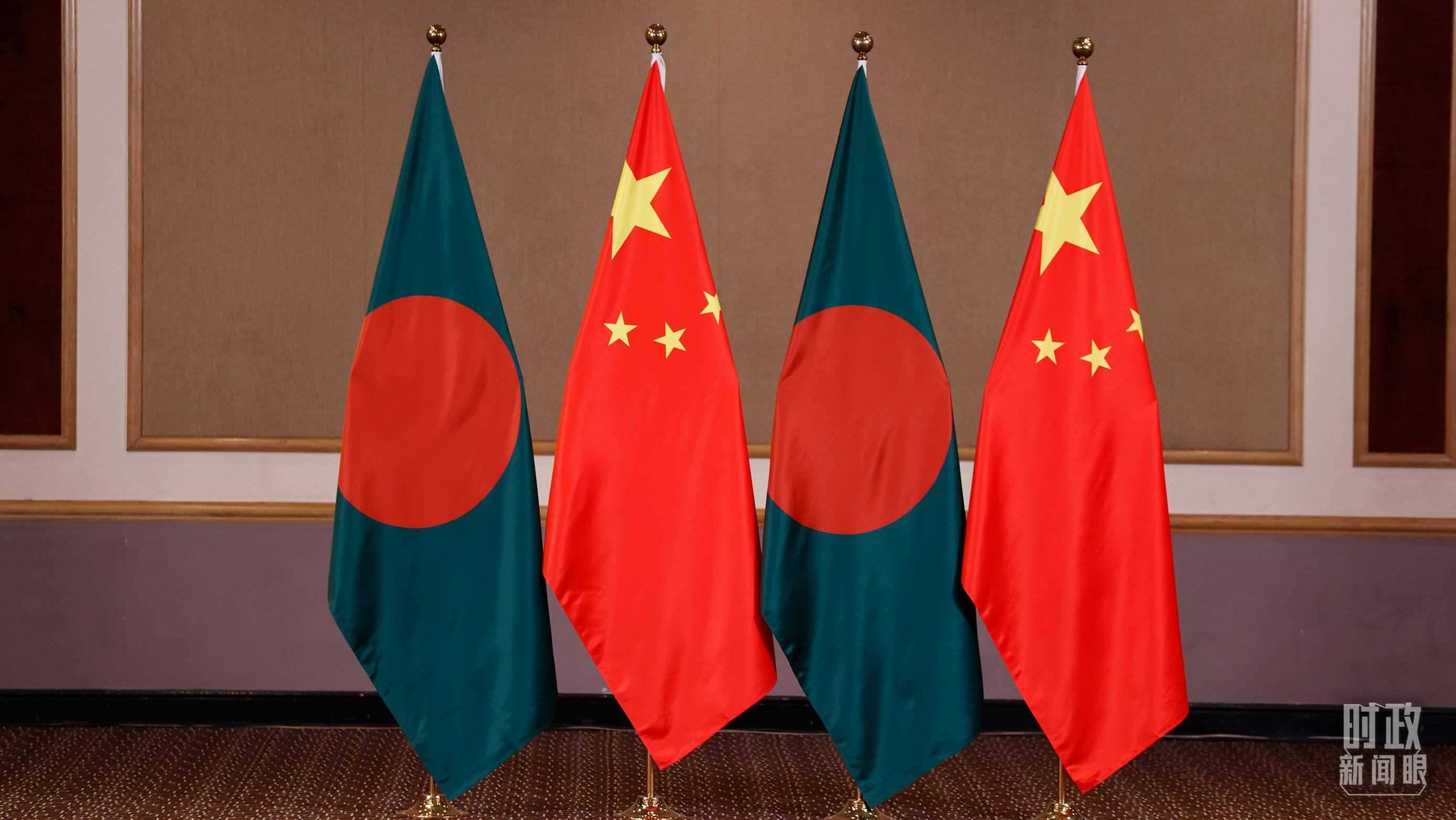 △會見現(xiàn)場的中孟兩國國旗。（總臺央視記者耿小龍拍攝）