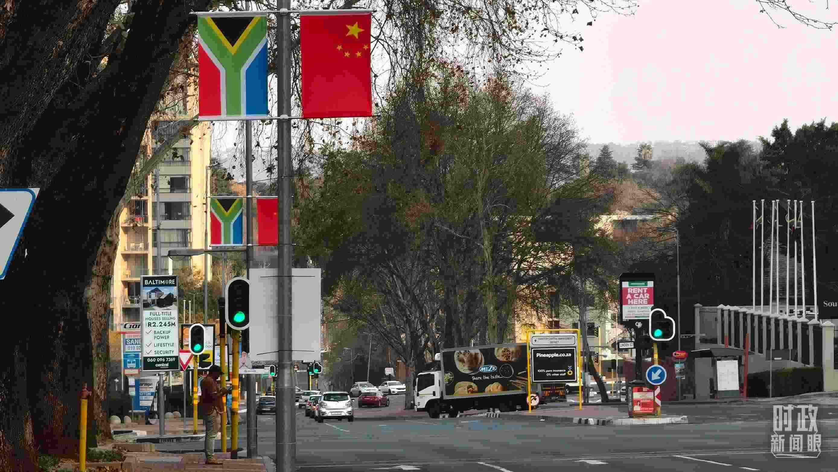 △約翰內斯堡街道兩側懸掛的中國國旗。（總臺央視記者韓銳拍攝）
