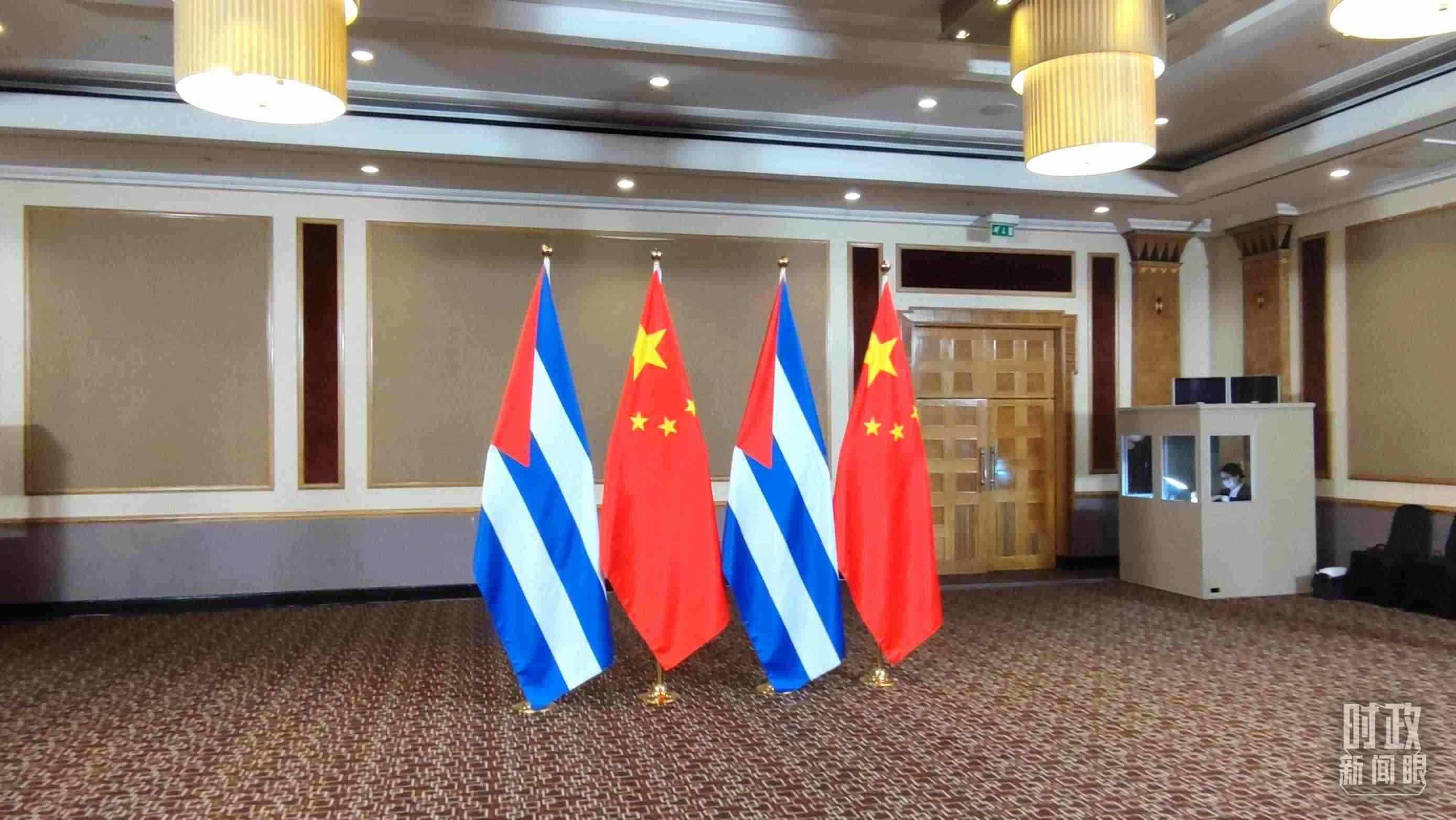 △會見現(xiàn)場的中古兩國國旗。（總臺央視記者耿小龍拍攝）