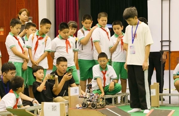 青少年學(xué)生現(xiàn)場(chǎng)觀看比賽。北京工商大學(xué)供圖