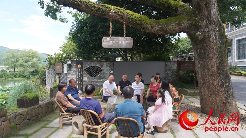 余杭區(qū)徑山鎮(zhèn)小古城村村民在“樟樹下議事”。人民網(wǎng)肖聰聰攝