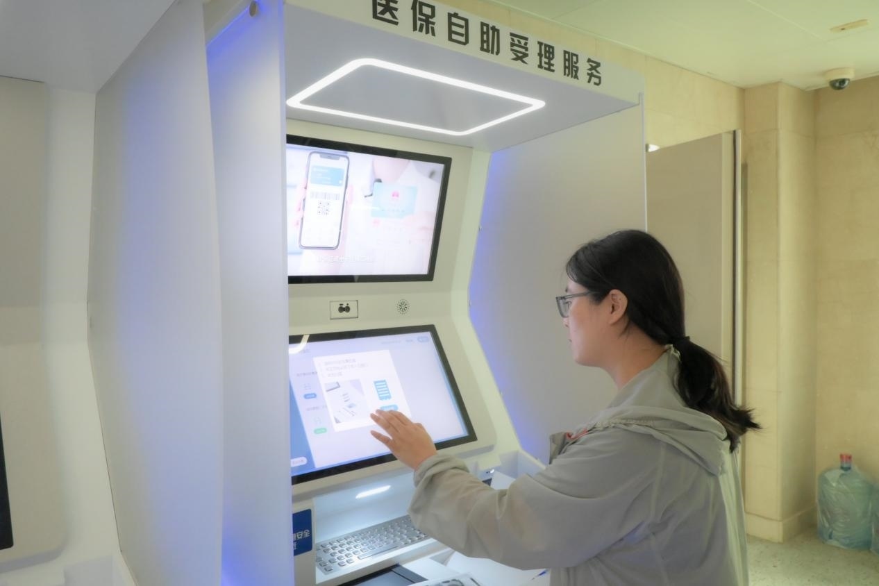 醫(yī)保自助受理服務機為市民辦理事項提供了又一選擇途徑。人民網(wǎng)記者 張麗瑋攝