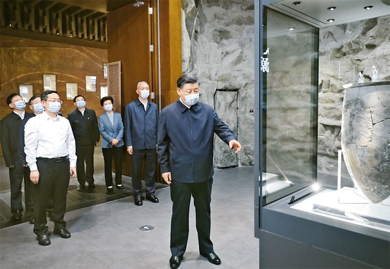 2023年6月2日，中共中央總書記、國家主席、中央軍委主席習(xí)近平在北京出席文化傳承發(fā)展座談會并發(fā)表重要講話。這是座談會前，習(xí)近平2日下午在中國歷史研究院考察。 新華社記者 鞠鵬/攝
