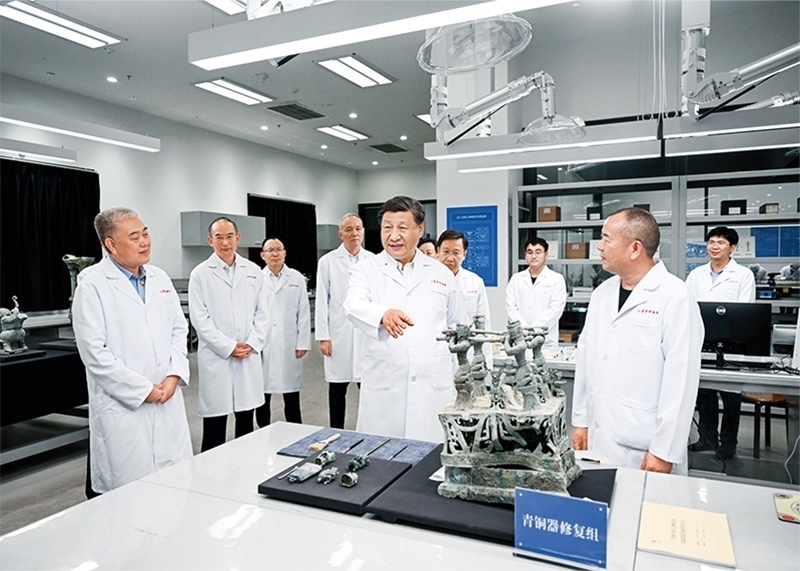 2023年7月25日至27日，中共中央總書記、國家主席、中央軍委主席習(xí)近平在四川考察。這是26日下午，習(xí)近平在位于德陽市廣漢市的三星堆博物館文物保護與修復(fù)館，同現(xiàn)場工作人員親切交流。 新華社記者 謝環(huán)馳/攝