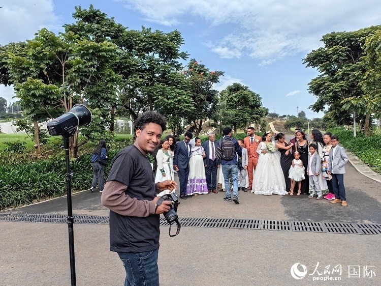 一對新人和親友在亞的斯亞貝巴友誼廣場合影。人民網(wǎng)記者 陳星星攝