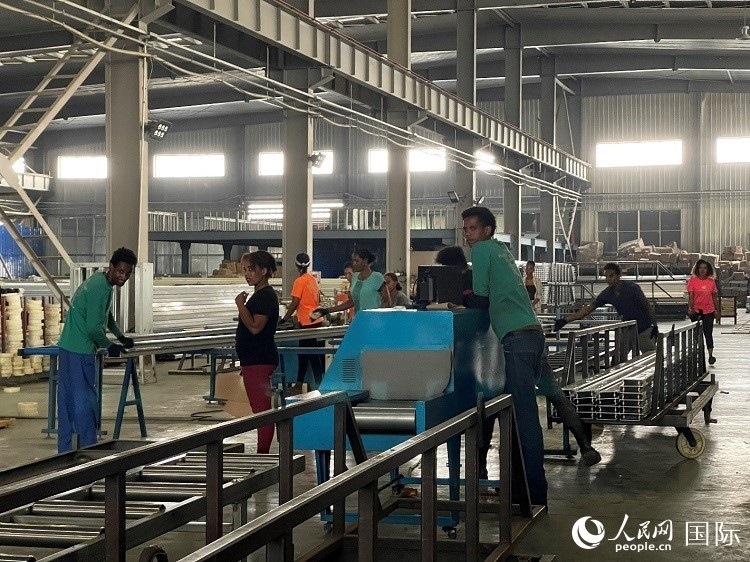 東方工業(yè)園華嘉鋁業(yè)生產(chǎn)車間。人民網(wǎng)記者 趙艷紅攝