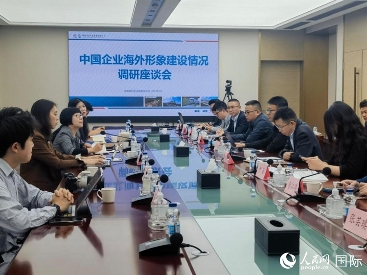 埃塞俄比亞中國商會企業(yè)代表與人民網(wǎng)記者座談。人民網(wǎng)記者 劉寧攝