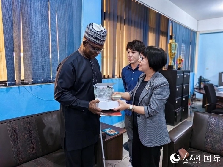 人民網(wǎng)監(jiān)事會主席唐維紅（右一）帶隊訪問尼日利亞通訊社，與該社總裁布克·龐勒（左一）交流。人民網(wǎng)記者 陳星星攝