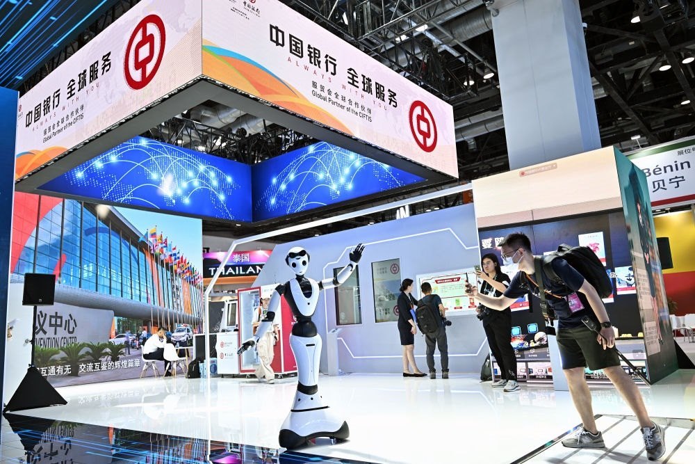 9月1日，媒體記者在國家會議中心中國銀行展臺拍攝一款迎賓接待機器人。新華社記者 李鑫 攝