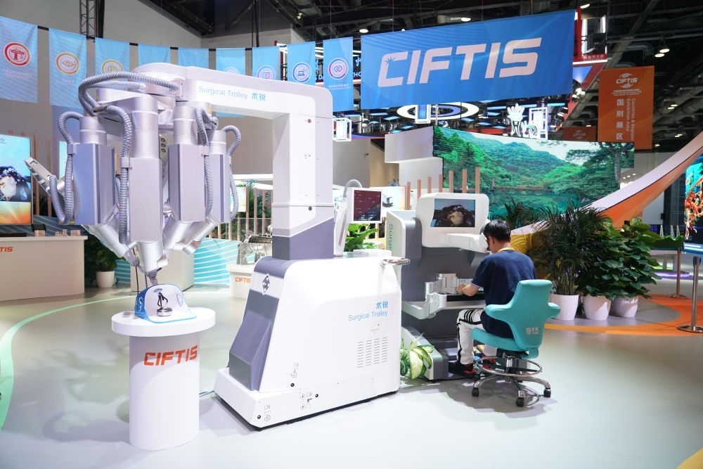 這是9月1日在國家會議中心拍攝的一款單孔腔鏡手術(shù)機器人。新華社記者 任超 攝