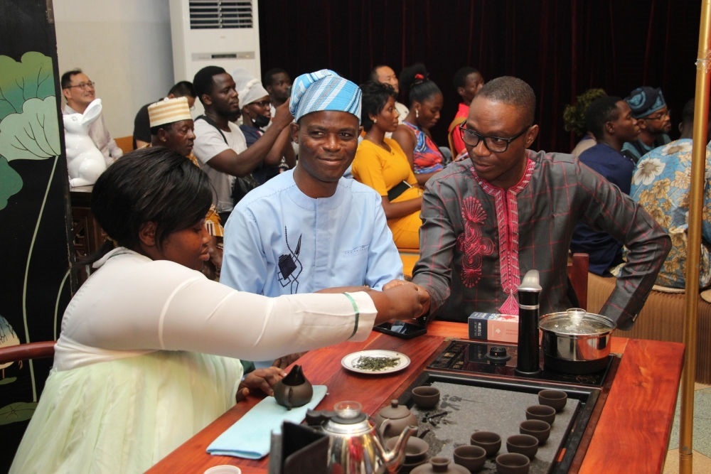 人們在貝寧科托努貝寧中國文化中心“茶和天下·雅集——青島有禮”文化交流活動上品茶。