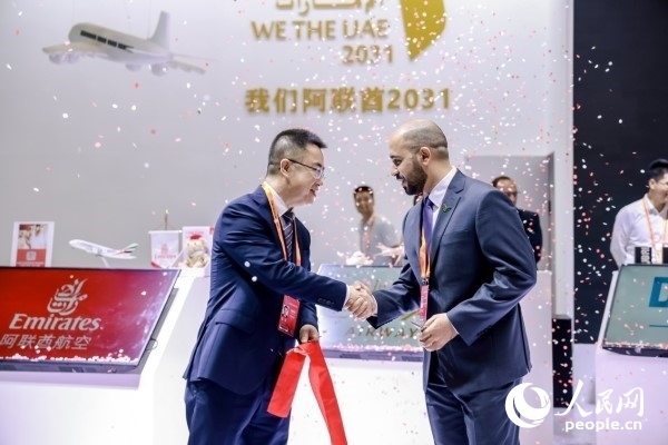 9月3日，阿聯(lián)酋駐華大使館臨時代辦、副館長哈利德·沙赫參贊與中國貿(mào)促會聯(lián)絡部二級巡視員楊曉軍揭幕阿聯(lián)酋國家館。圖片由阿聯(lián)酋駐華大使館提供