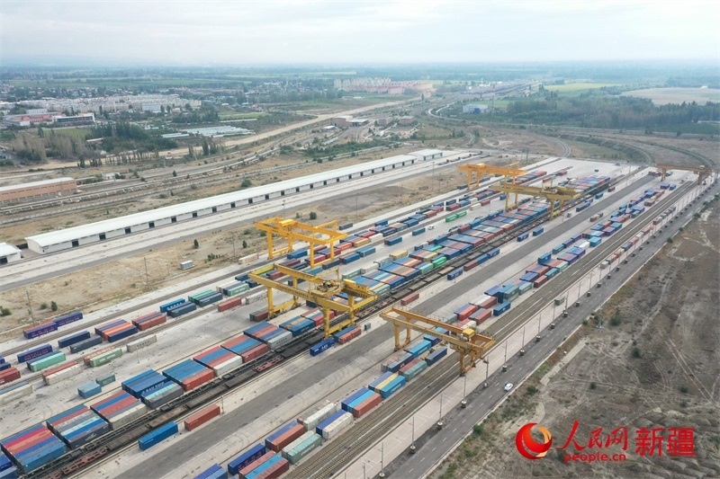 8月8日，在霍爾果斯口岸換裝廠區(qū)，工人正在進(jìn)行吊箱作業(yè)。 人民網(wǎng)記者 張力洋攝