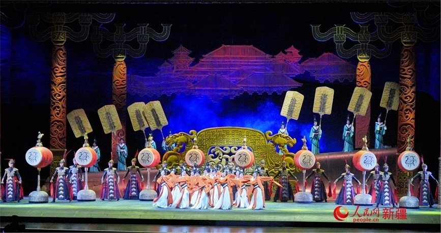 第六屆中國新疆國際民族舞蹈節(jié)開幕式上演出的歷史題材舞劇《張騫》。 人民網(wǎng) 李欣洋攝