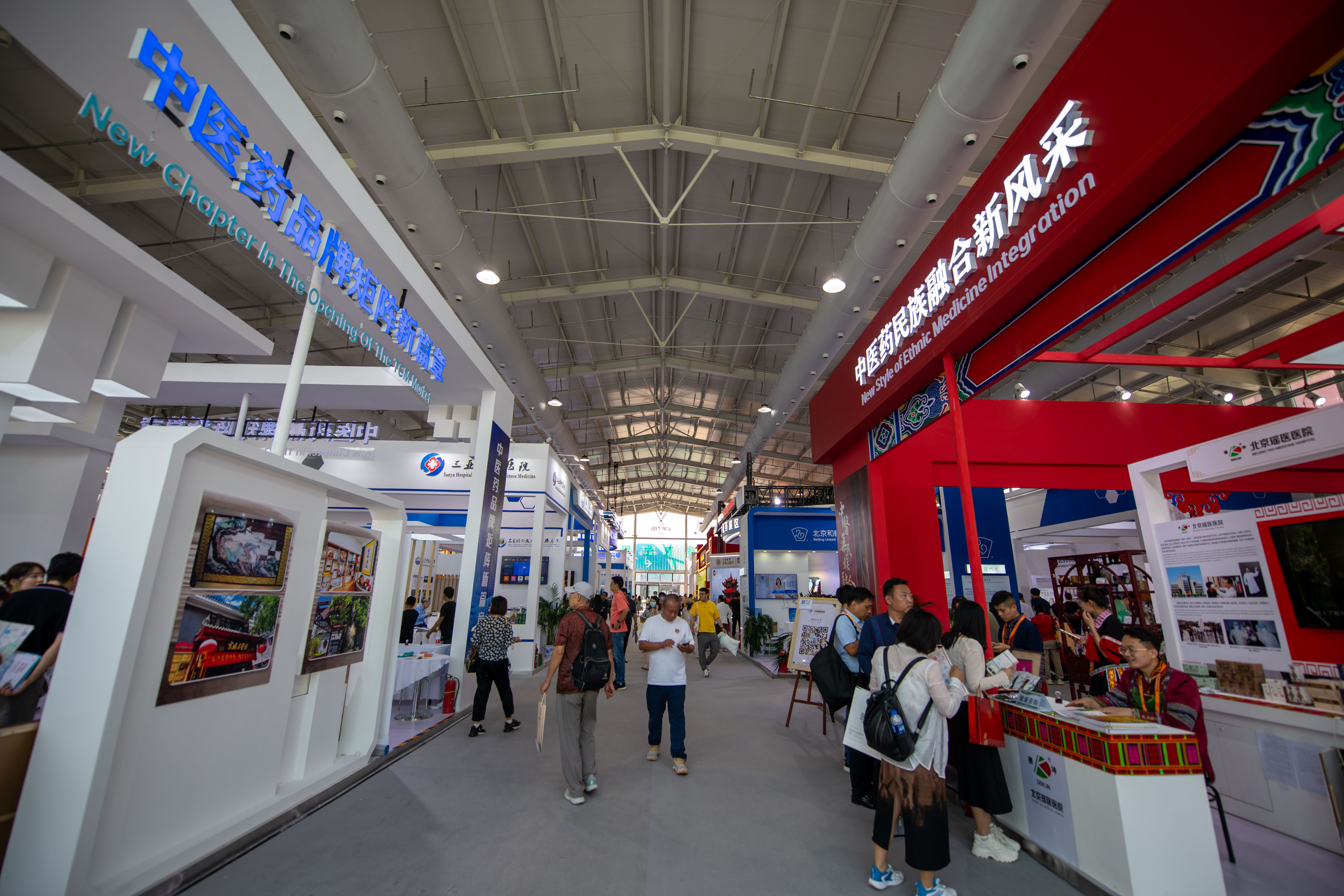 在位于首鋼園的健康衛(wèi)生服務(wù)展區(qū)，觀眾正在參觀。人民網(wǎng)記者 翁奇羽攝