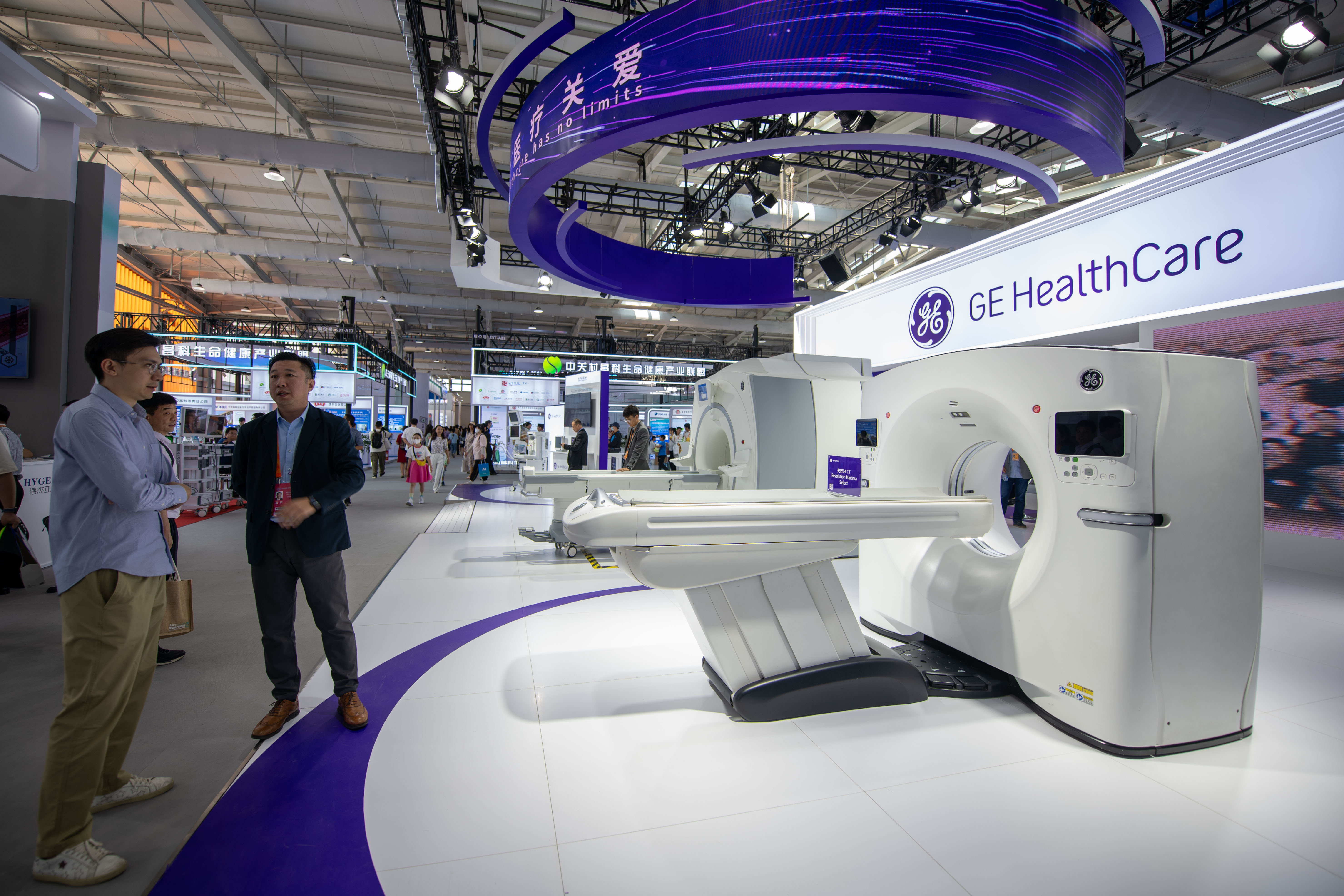 9月3日，在位于首鋼園的健康衛(wèi)生服務(wù)展區(qū)，觀眾正在參觀GE展臺(tái)。人民網(wǎng)記者 翁奇羽攝