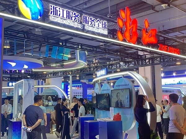 在浙江省交易團展區(qū)，數(shù)字支付技術(shù)吸引了觀展群眾的目光。人民網(wǎng)記者 李彤?dāng)z