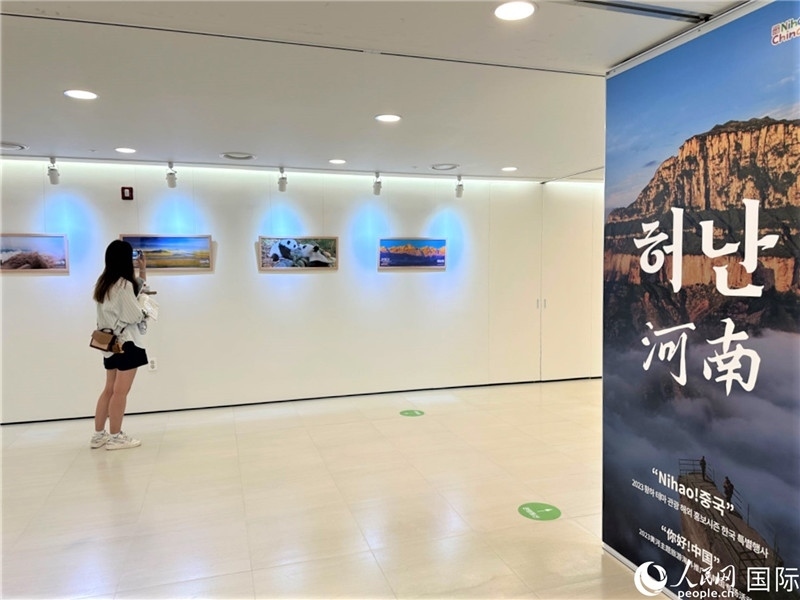 2.民眾參觀“看九曲黃河 聽華夏故事”主題展。人民網(wǎng)記者 馬菲攝