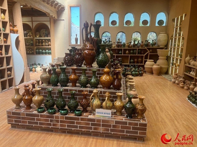 土陶展覽館內(nèi)展示的精美土陶制品。人民網(wǎng)記者 常雪梅攝