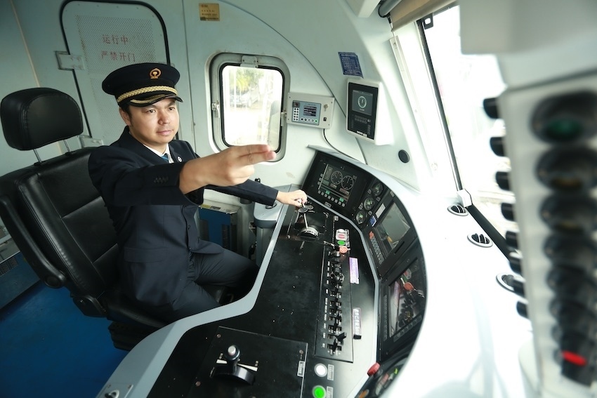 發(fā)車前，仲俊斕確認儀表、指示燈狀態(tài)正常。成都機務段供圖