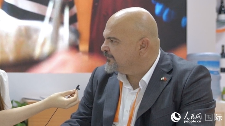 塞浦路斯首席經(jīng)濟(jì)商務(wù)參贊歐陽(yáng)路接受記者采訪。人民網(wǎng) 王禹蘅攝