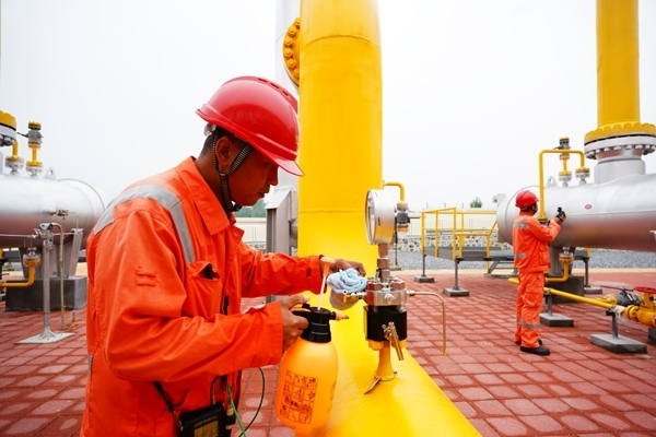 西氣東輸湖廣輸氣分公司員工在投產(chǎn)現(xiàn)場進行天然氣驗漏檢測。唐瑋峰攝