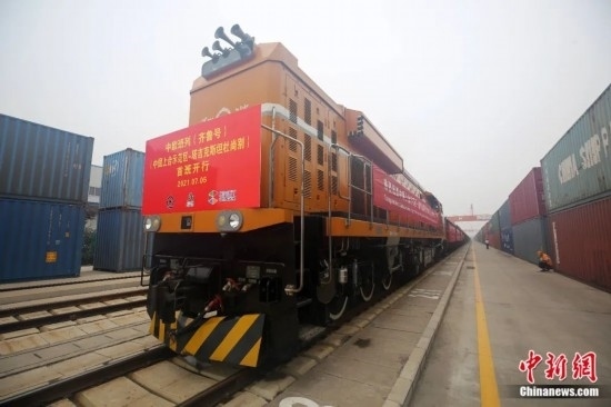 2021年7月5日，中國(guó)—上海合作組織地方經(jīng)貿(mào)合作示范區(qū)（簡(jiǎn)稱“上合示范區(qū)”）前往塔吉克斯坦首都杜尚別的首班中歐班列（齊魯號(hào)）“上合快線”發(fā)出，從上合示范區(qū)青島多式聯(lián)運(yùn)中心啟程，為中國(guó)及日本、韓國(guó)等周邊國(guó)家和地區(qū)與塔吉克斯坦經(jīng)貿(mào)往來(lái)提供了全新的物流解決方案。胡耀杰 攝