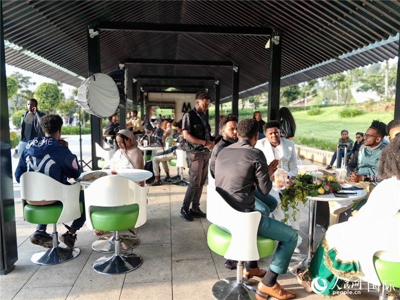 友誼廣場(chǎng)的果汁店一座難求。人民網(wǎng)記者 陳星星攝